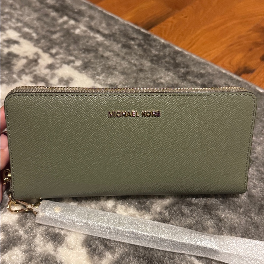 NWTs Michael Kors Leather Continental Wristlet!!